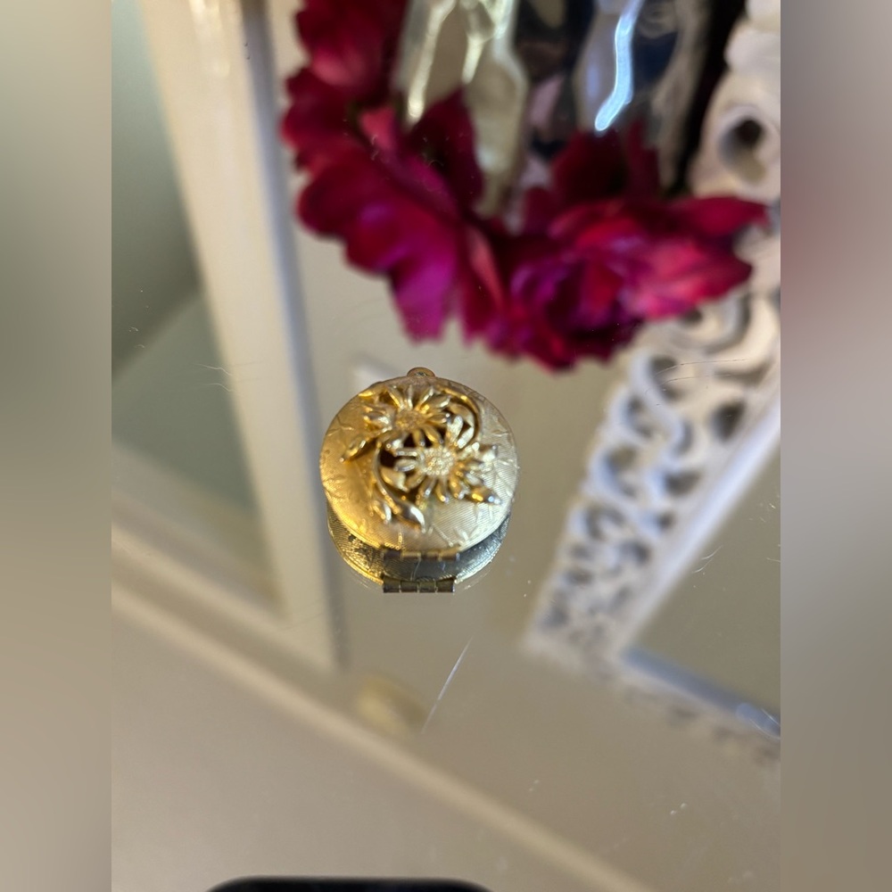 Y2K Vintage Gold Plated Sunflower Locket Necklace | Floral Jewelry Keepsake - Picture 7 of 9